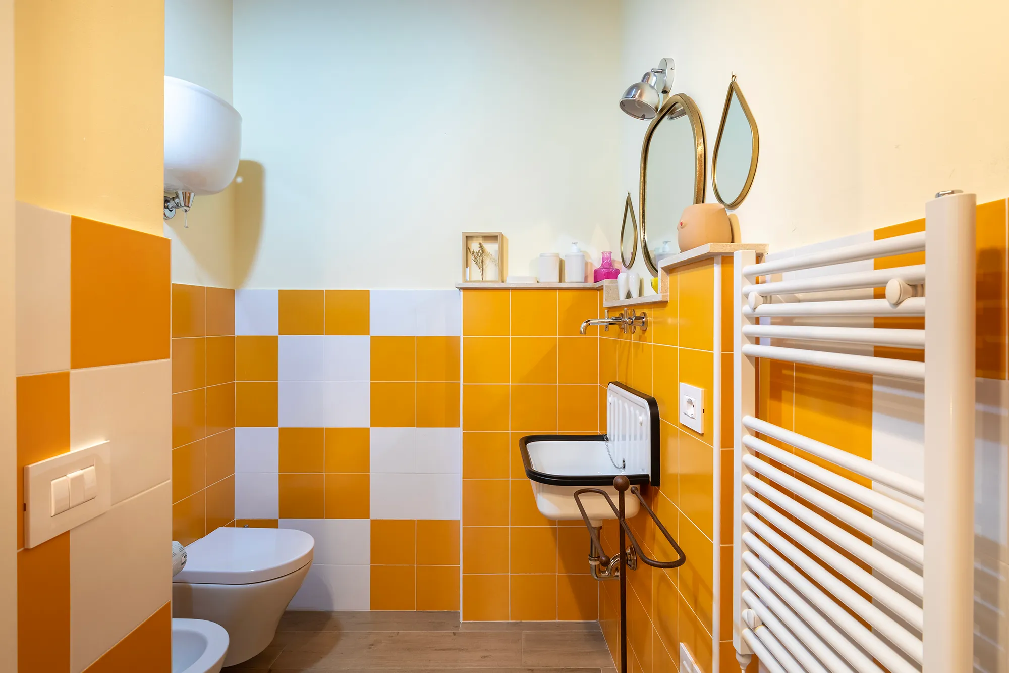 bagno camera gialla agriturismo montecologna