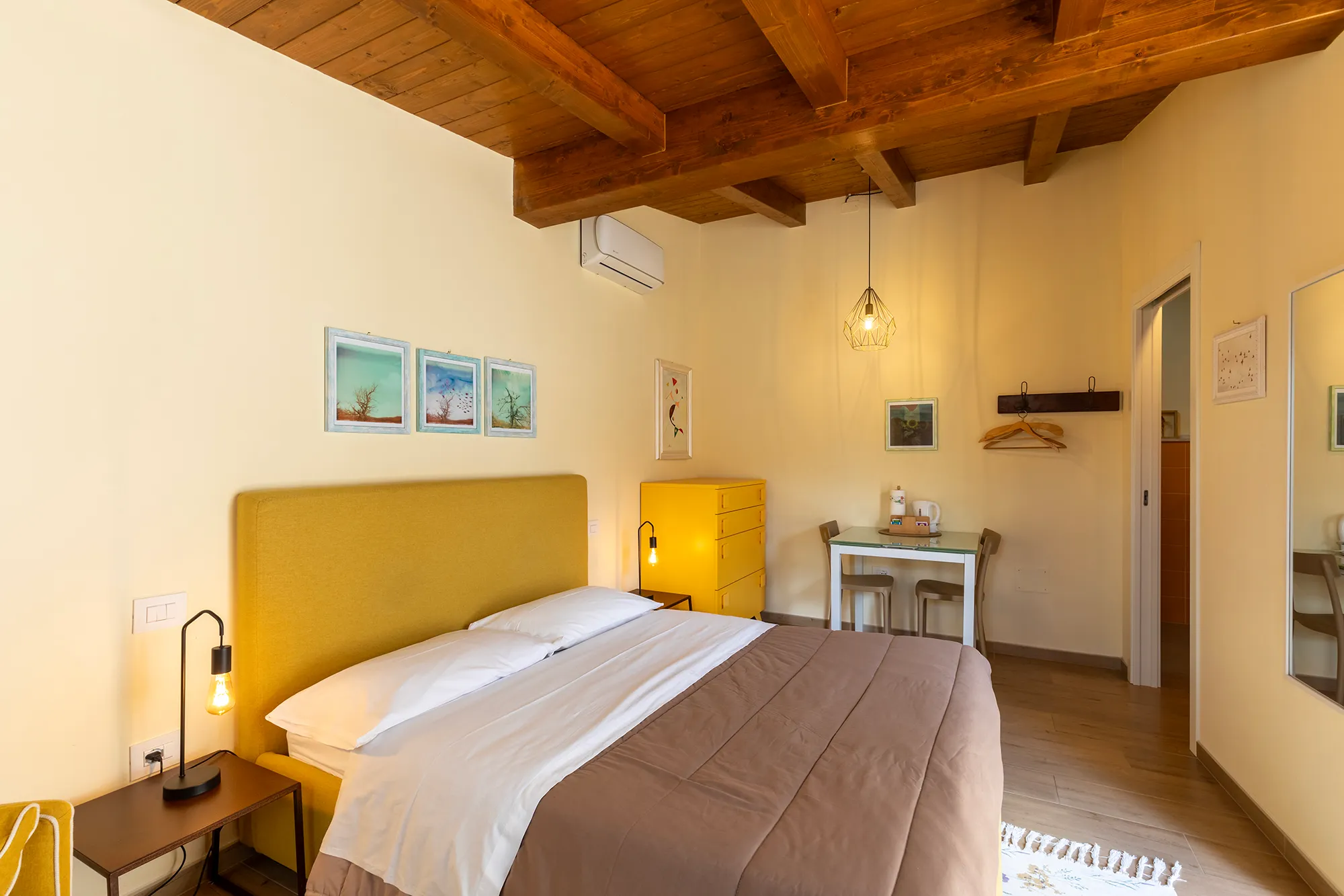 camera gialla agriturismo montecologna foligno