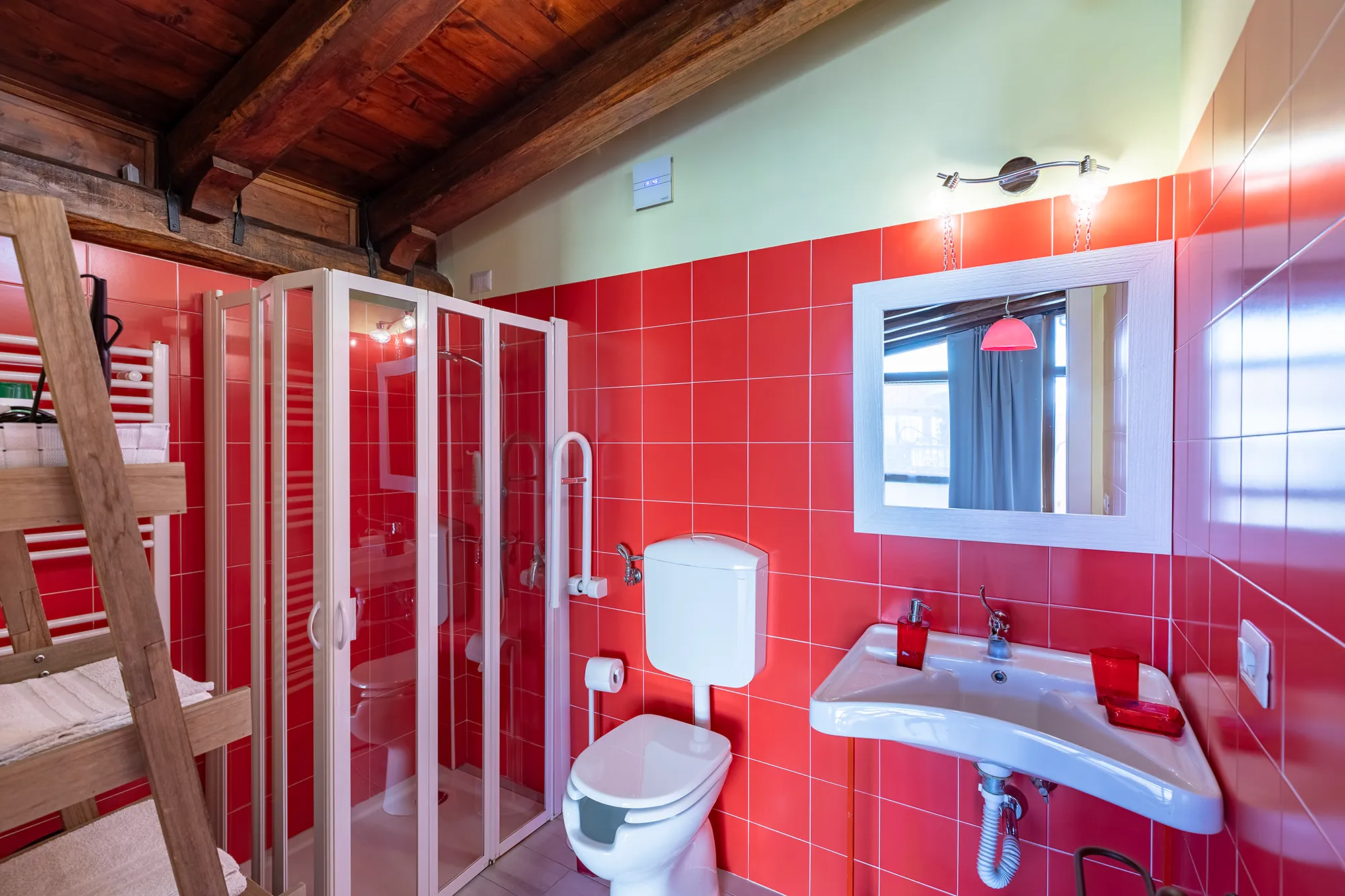 camera rossa bagno montecologna foligno