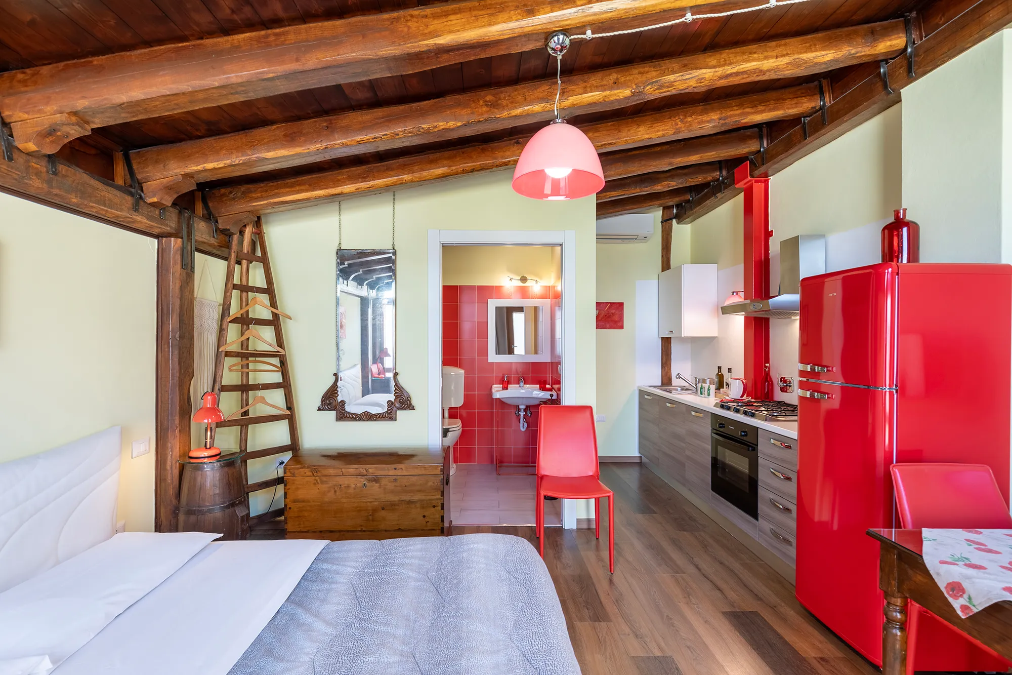 camera rossa matrimoniale montecologna foligno