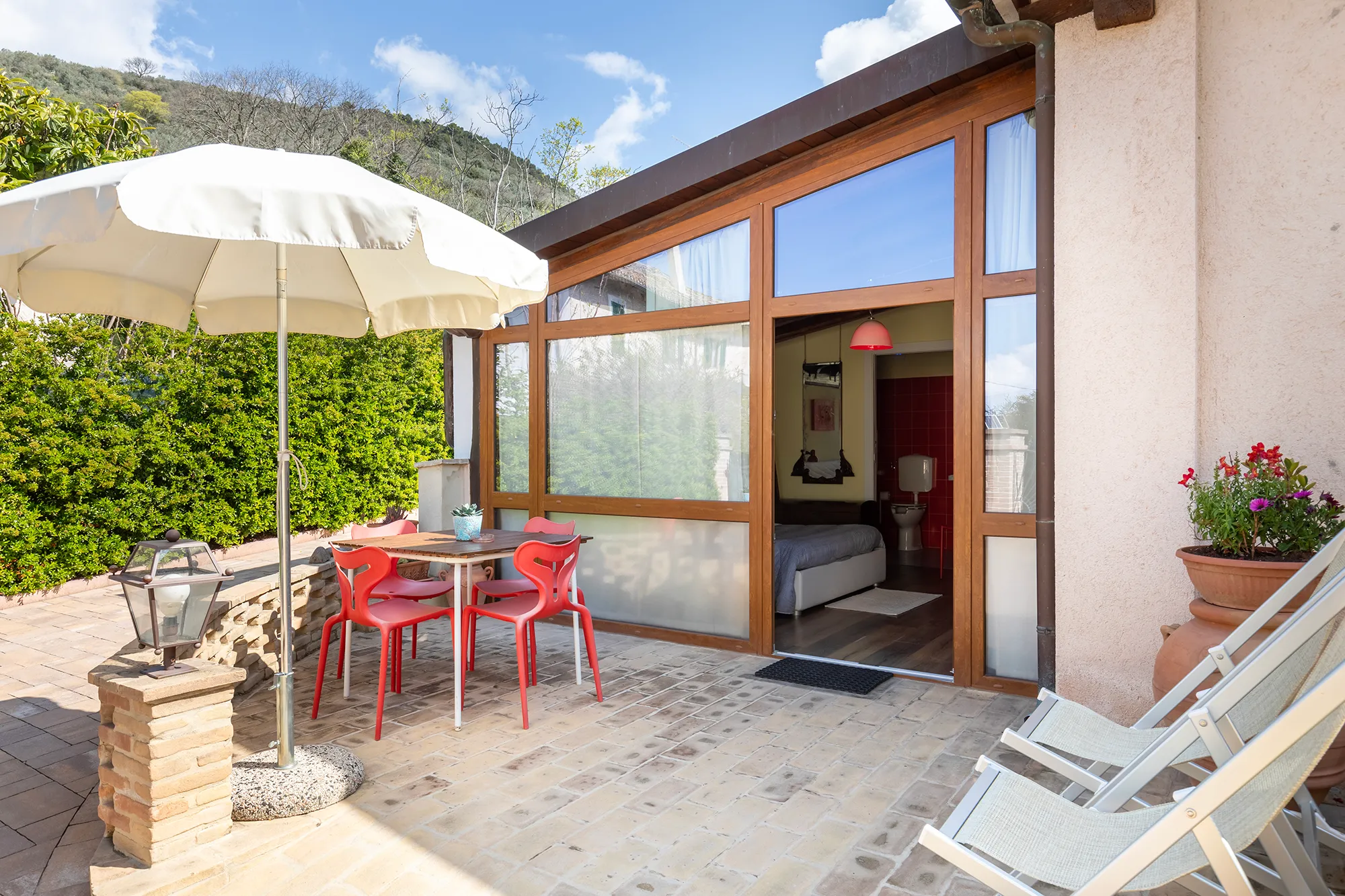 esterno camera rossa